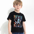Camiseta infantil com estampa de letras coloridas - O Retalho