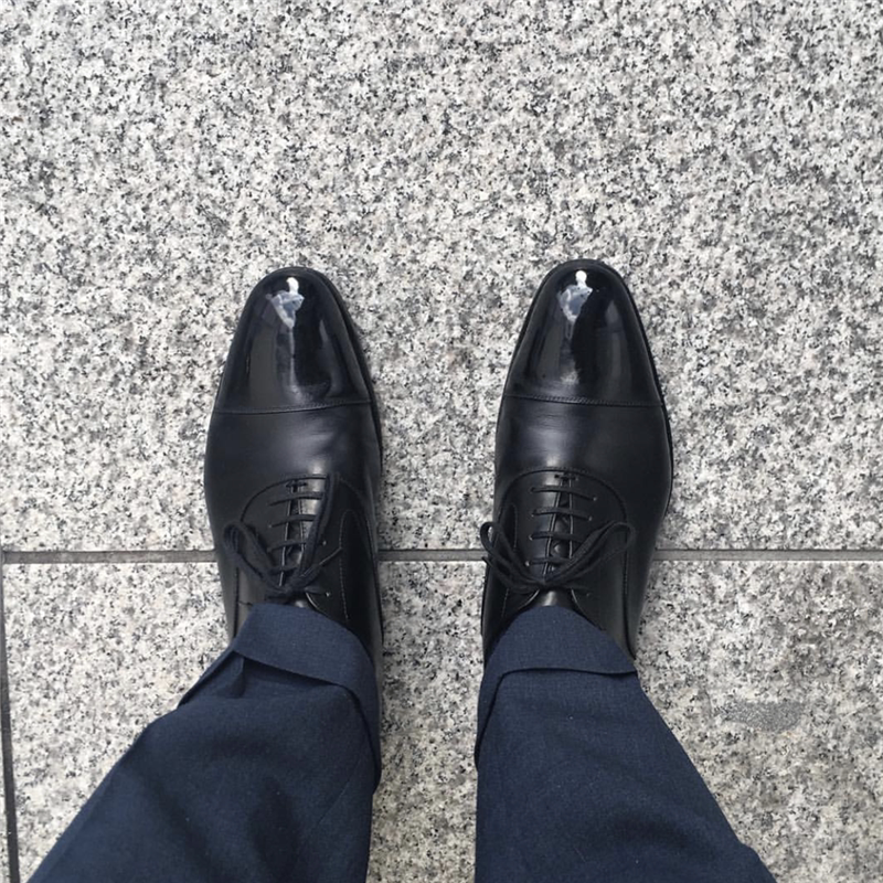 Sapatos masculinos de couro britânico com cadarços formais e cano baixo - O Retalho
