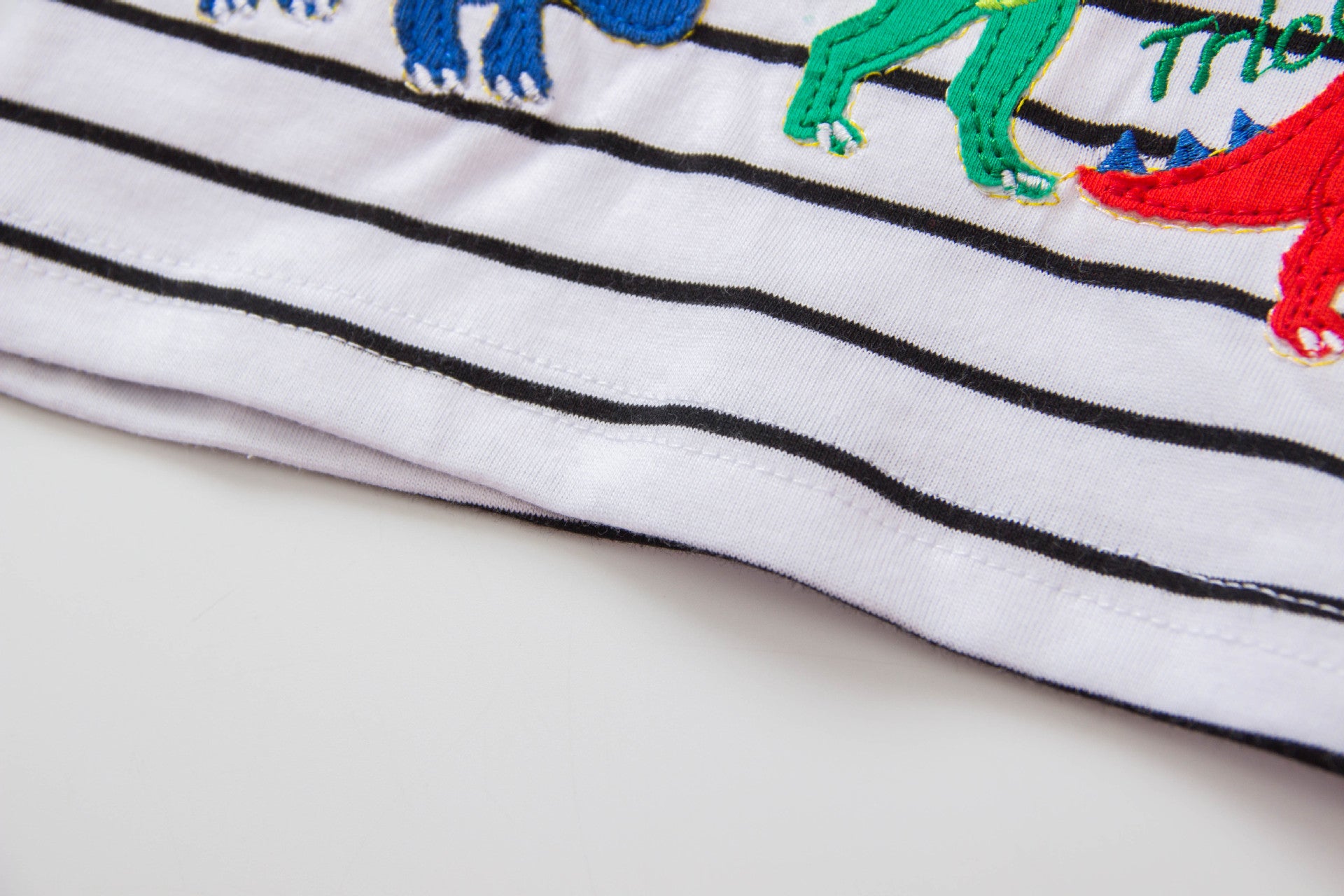 Camiseta de manga curta listrada para meninos com desenho de dinossauros - O Retalho