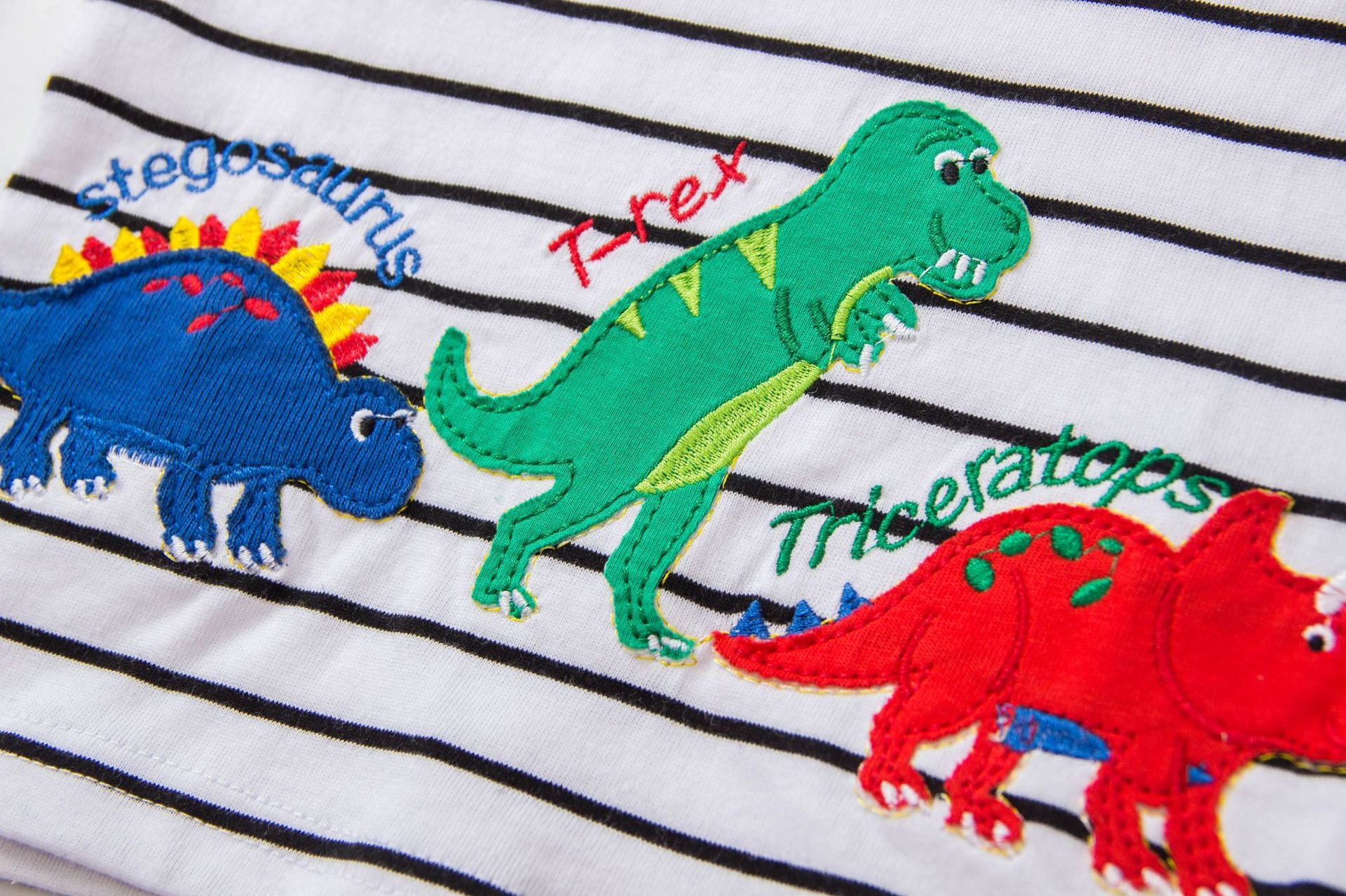 Camiseta de manga curta listrada para meninos com desenho de dinossauros - O Retalho