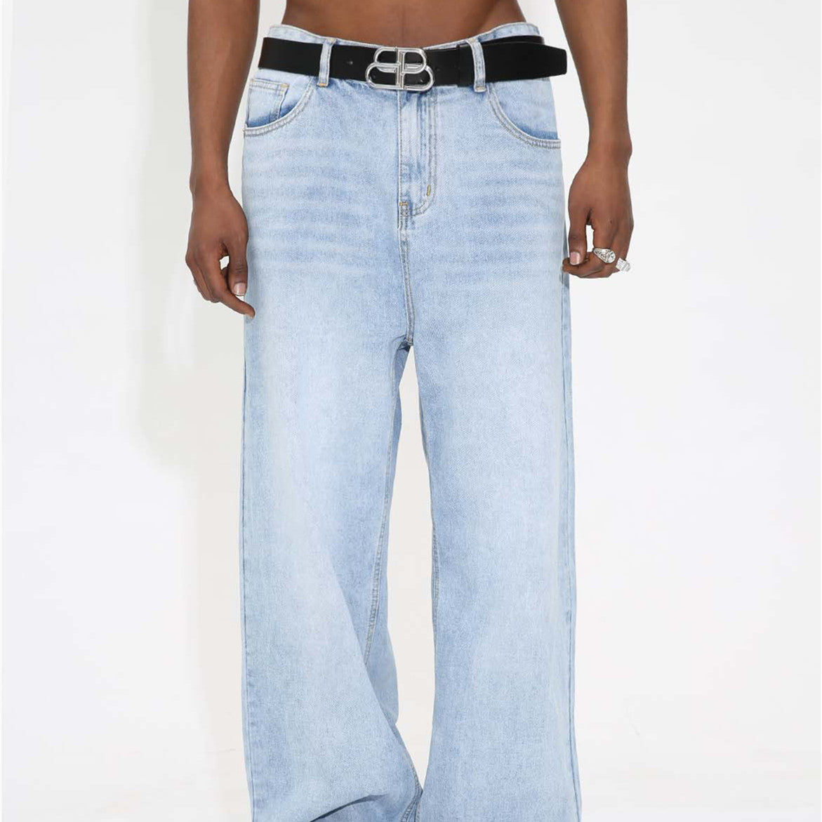 Calça jeans azul claro com barra desfiada e modelagem solta - O Retalho