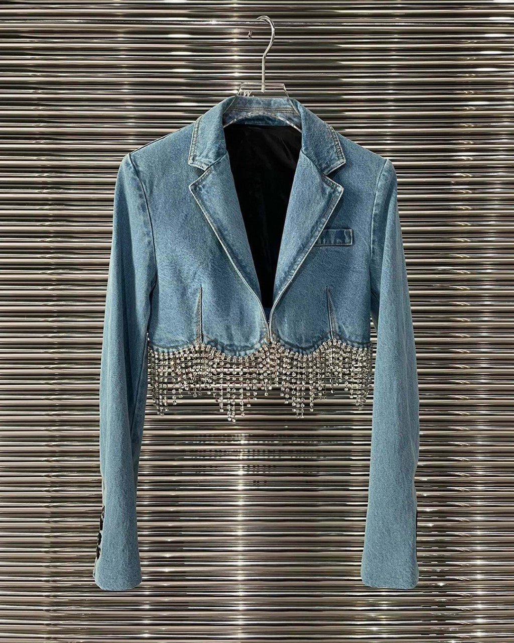 Jaqueta de Jeans com Franjas na Borda e Detalhes em brilho - O Retalho