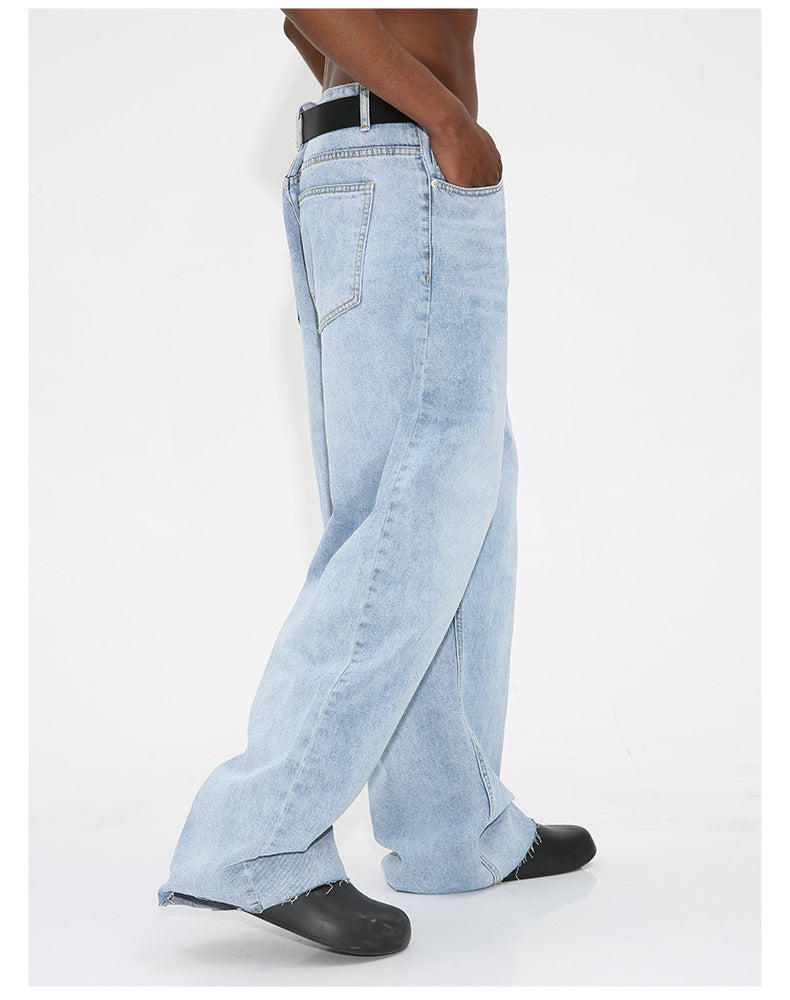 Calça jeans azul claro com barra desfiada e modelagem solta - O Retalho