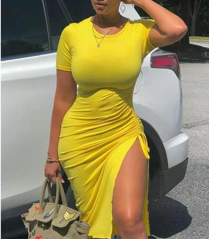 Vestido estampado com mangas curtas e cordão na cintura. - O Retalho