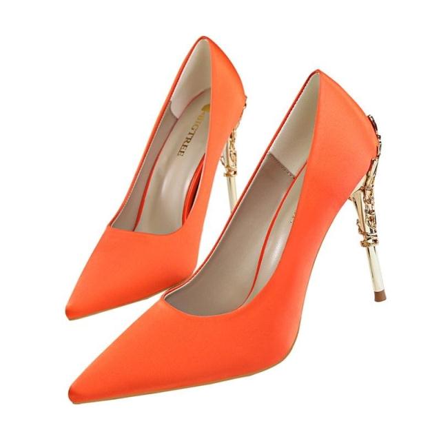 Salto alto de Moda LAKESHI👠✨ - O Retalho
