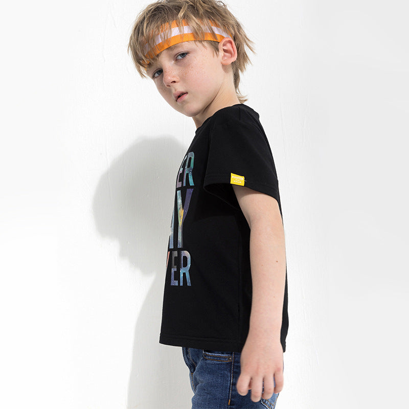 Camiseta infantil com estampa de letras coloridas - O Retalho