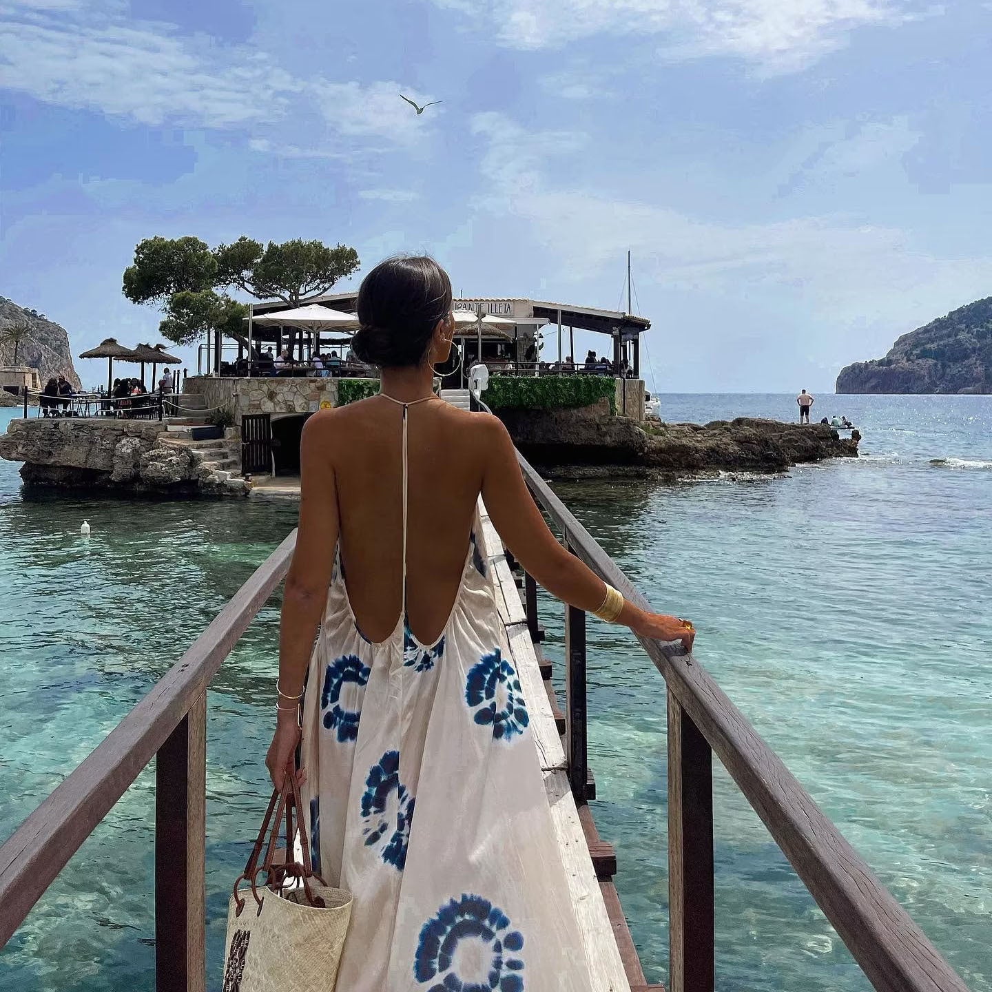 Vestido com Estampa de flores azuis - O Retalho