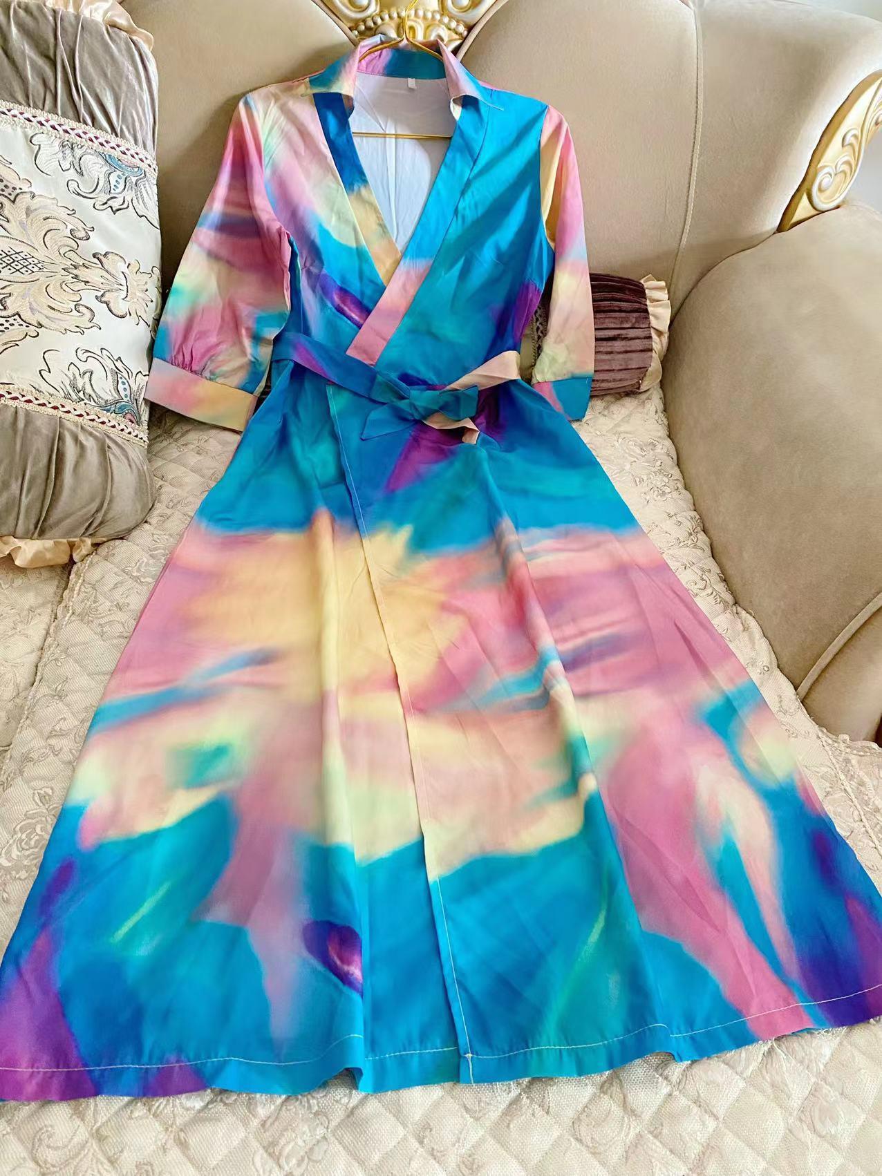 Vestido estampado com mangas compridas e decote em V. - O Retalho