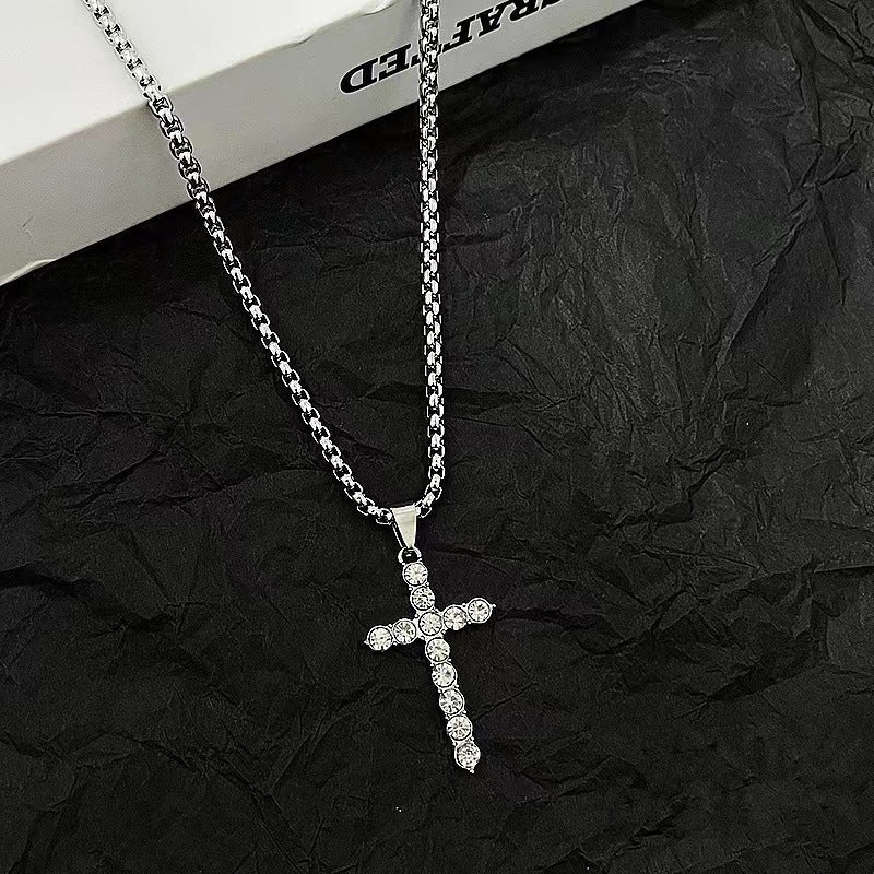 Colar com cruz de diamante para homens - O Retalho