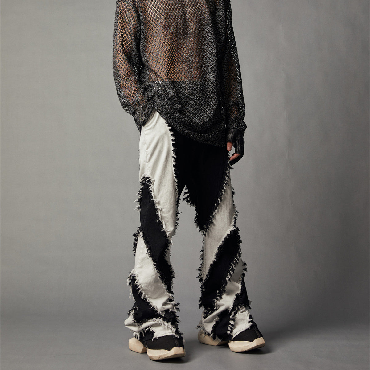 Calça Jeans Skinny em Patchwork Preto e Branco com Acabamento Desfiado - O Retalho