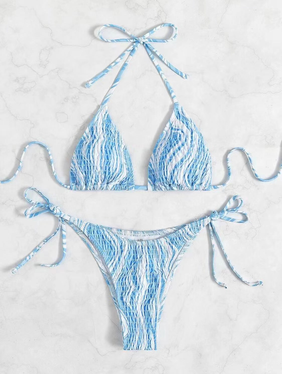 Biquíni sexy com detalhe de amarração de três pontos e babado.