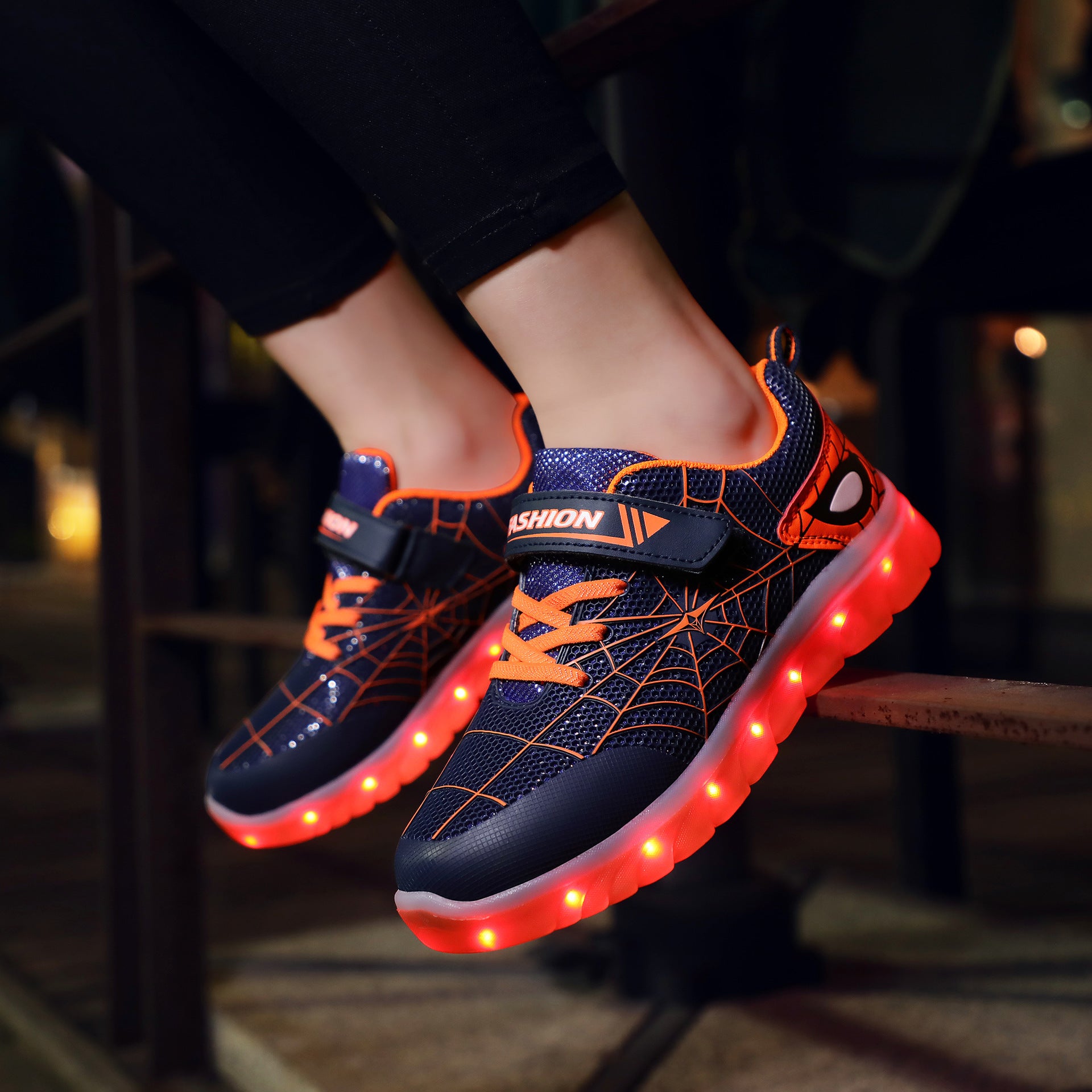 Sapatos Infantis com LED USB Recarregável e Velcro - O Retalho