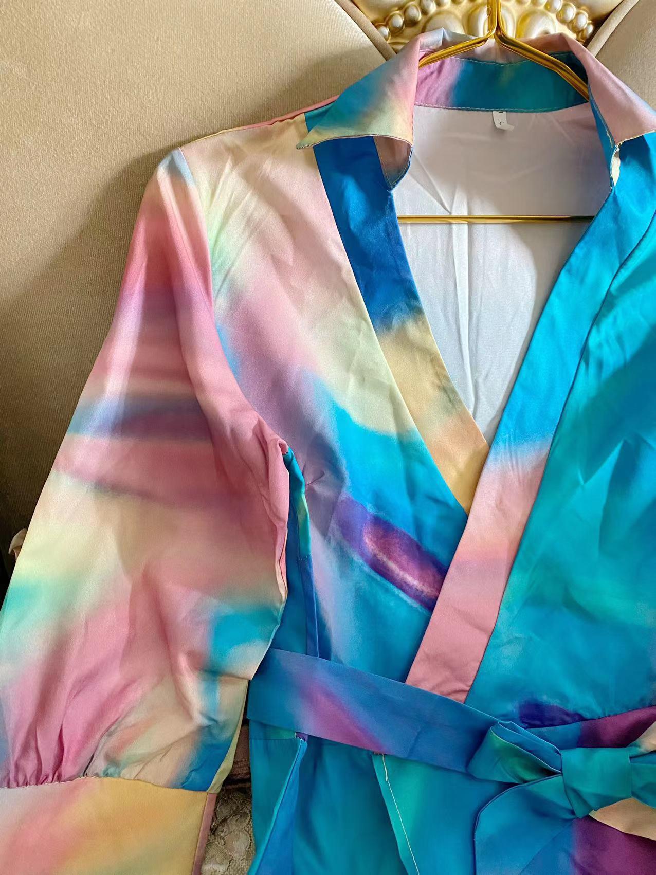 Vestido estampado com mangas compridas e decote em V. - O Retalho