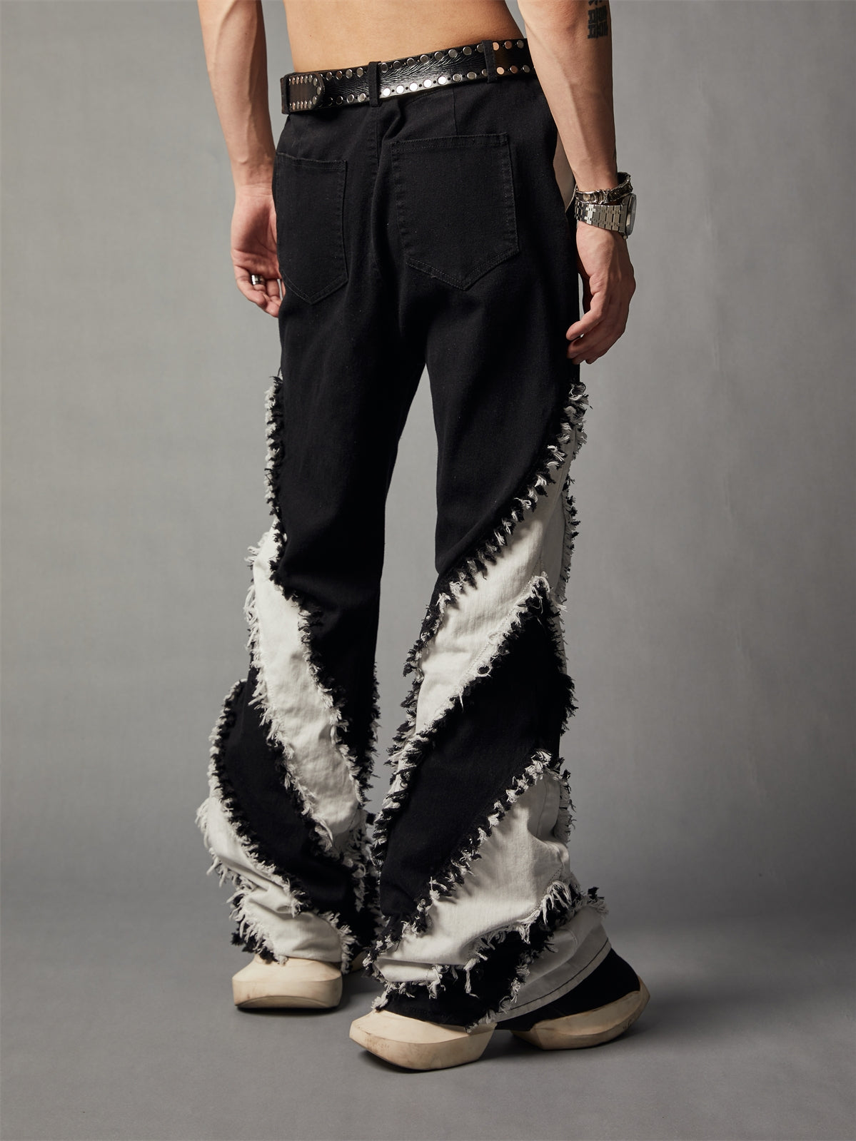 Calça Jeans Skinny em Patchwork Preto e Branco com Acabamento Desfiado - O Retalho