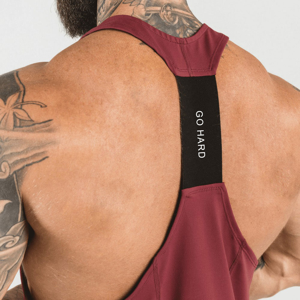 Roupas de academia com regatas e halteres - O Retalho