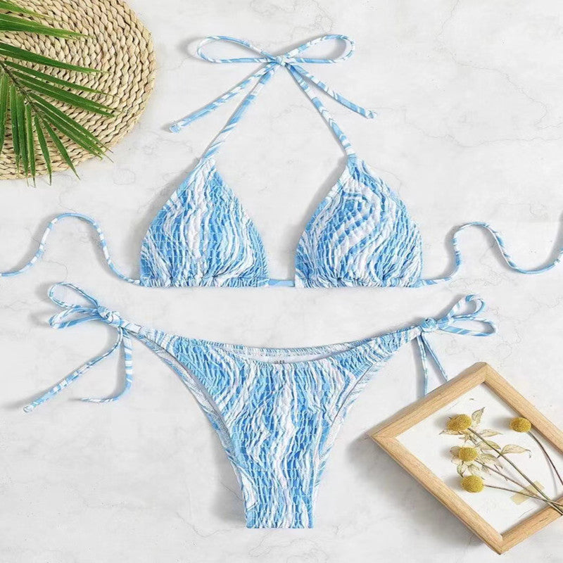 Biquíni sexy com detalhe de amarração de três pontos e babado.