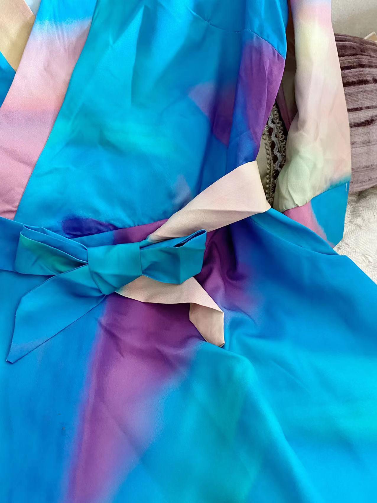 Vestido estampado com mangas compridas e decote em V. - O Retalho