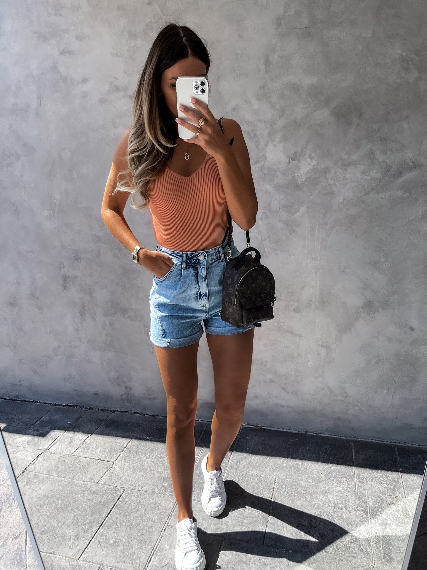 Crop top sem mangas com decote em V com listra afundada - O Retalho